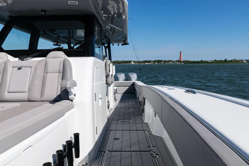  Yacht Photos Pics 2024 Freeman 47 boat on water, featuring spacious deck and comfortable seating.