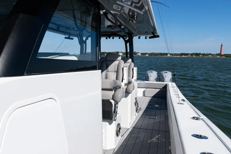  Yacht Photos Pics 2024 Freeman 47 boat on water, featuring sleek design and modern seating.