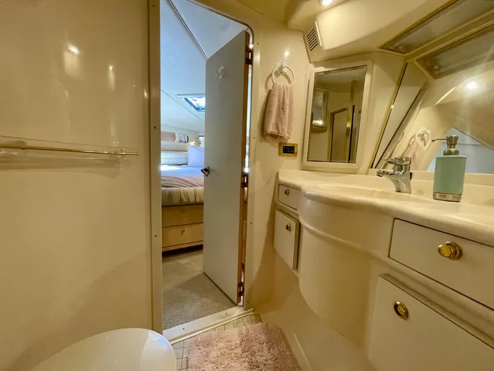 No Doubts IV Yacht Photos Pics Luxurious bathroom interior of 1999 Sea Ray 500 Sundancer yacht, featuring elegant fixtures and cozy design.