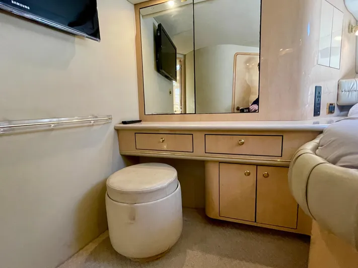 No Doubts IV Yacht Photos Pics Interior of 1999 Sea Ray 500 Sundancer yacht with vanity and seating area.