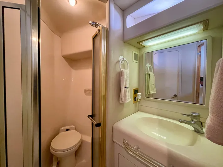 No Doubts IV Yacht Photos Pics Bathroom interior of 1999 Sea Ray 500 Sundancer yacht, featuring sink, mirror, and shower.