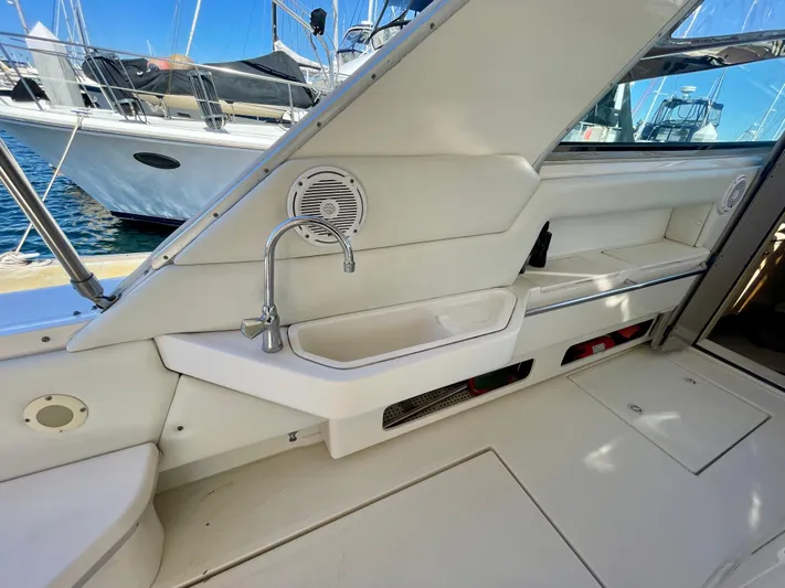 No Doubts IV Yacht Photos Pics 1999 Sea Ray 500 Sundancer yacht interior with sink and seating area.