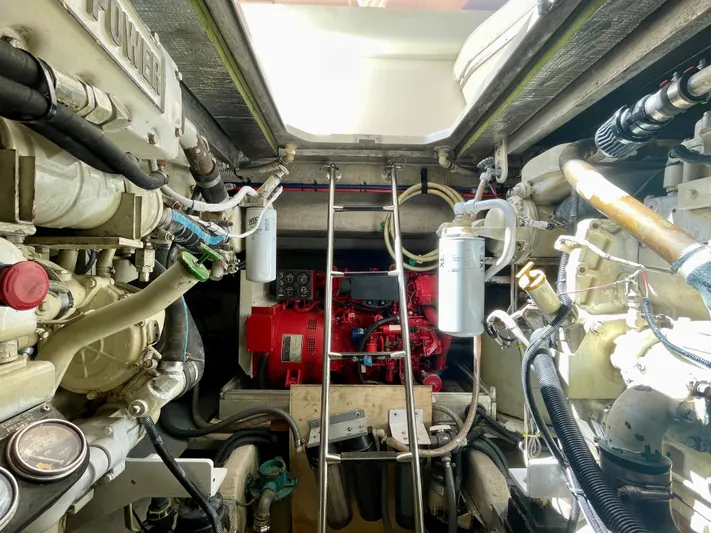 No Doubts IV Yacht Photos Pics Engine room of a 1999 Sea Ray 500 Sundancer, showcasing mechanical components and systems.