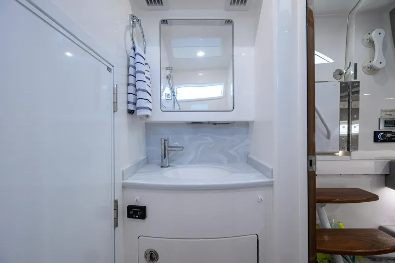 No Name 46 Valhalla Yacht Photos Pics Valhalla 46 - Head