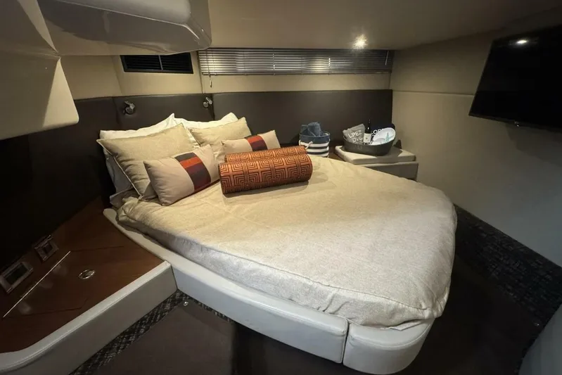 Lopez Cove II Yacht Photos Pics 2016 Sea Ray 470 Sundancer 'Lopez Cove II' - Master Stateroom