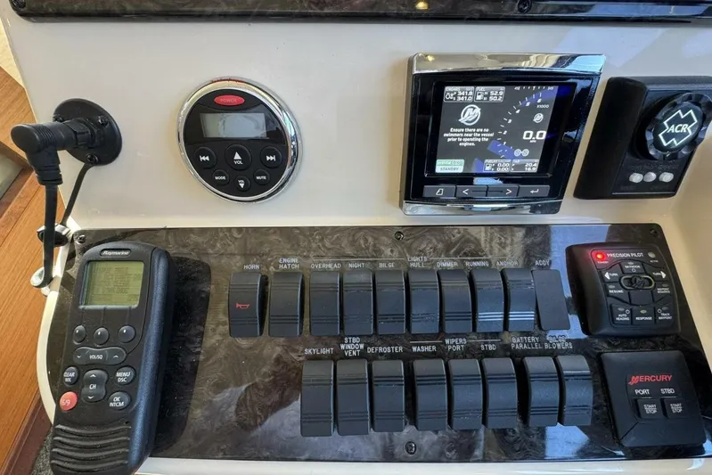 Lopez Cove II Yacht Photos Pics 2016 Sea Ray 470 Sundancer 'Lopez Cove II' - Helm Electronics