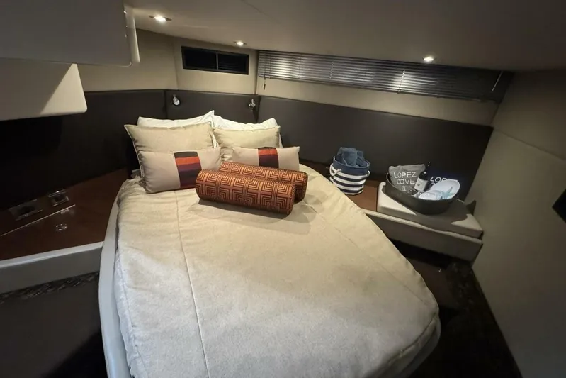 Lopez Cove II Yacht Photos Pics 2016 Sea Ray 470 Sundancer 'Lopez Cove II' - Master Stateroom