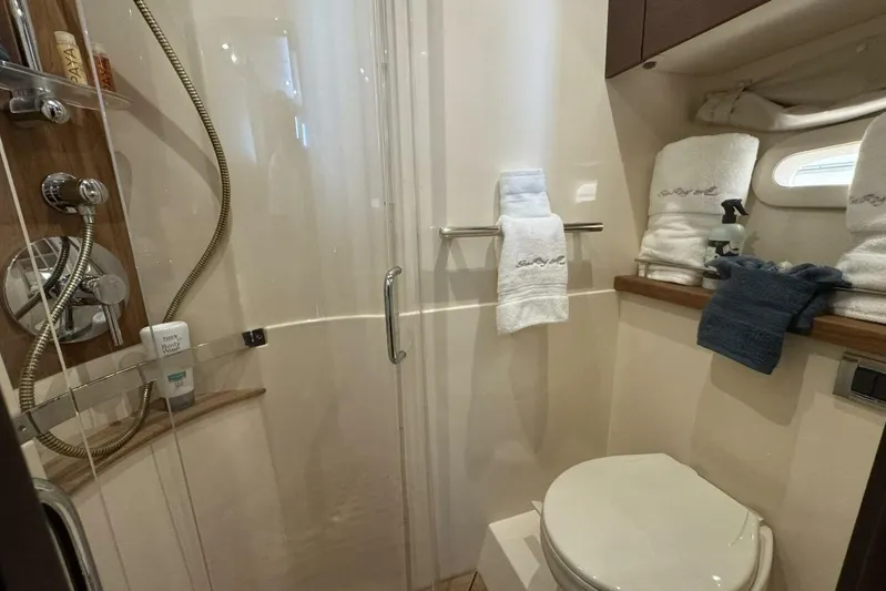 Lopez Cove II Yacht Photos Pics 2016 Sea Ray 470 Sundancer 'Lopez Cove II' - Master Head