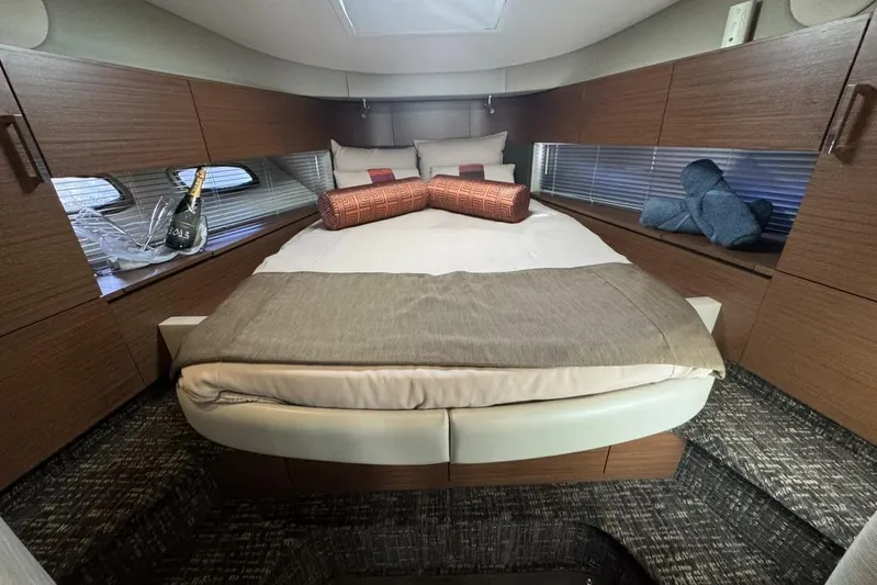 Lopez Cove II Yacht Photos Pics 2016 Sea Ray 470 Sundancer 'Lopez Cove II' - VIP Stateroom