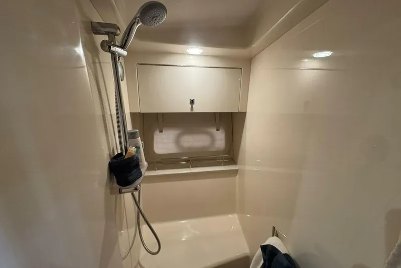 Lopez Cove II Yacht Photos Pics 2016 Sea Ray 470 Sundancer 'Lopez Cove II' - VIP Shower