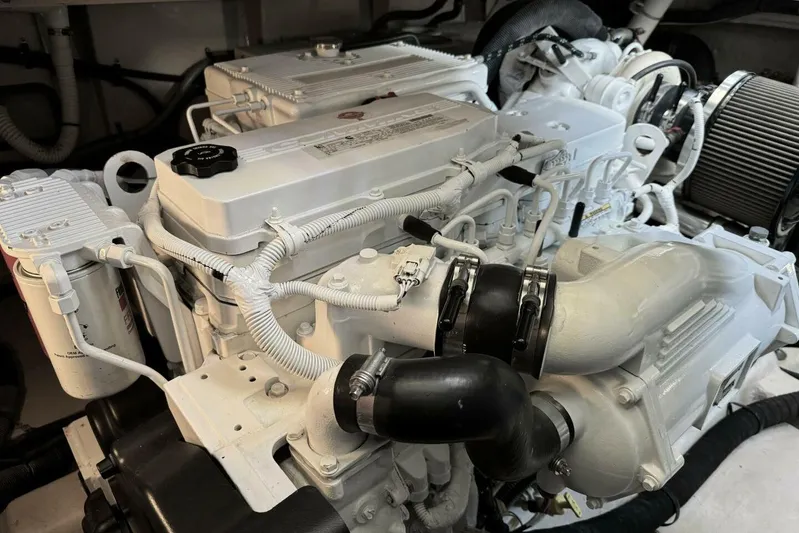 Lopez Cove II Yacht Photos Pics 2016 Sea Ray 470 Sundancer 'Lopez Cove II' - Engine Room