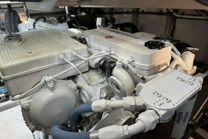 Lopez Cove II Yacht Photos Pics 2016 Sea Ray 470 Sundancer 'Lopez Cove II' - Engine Room