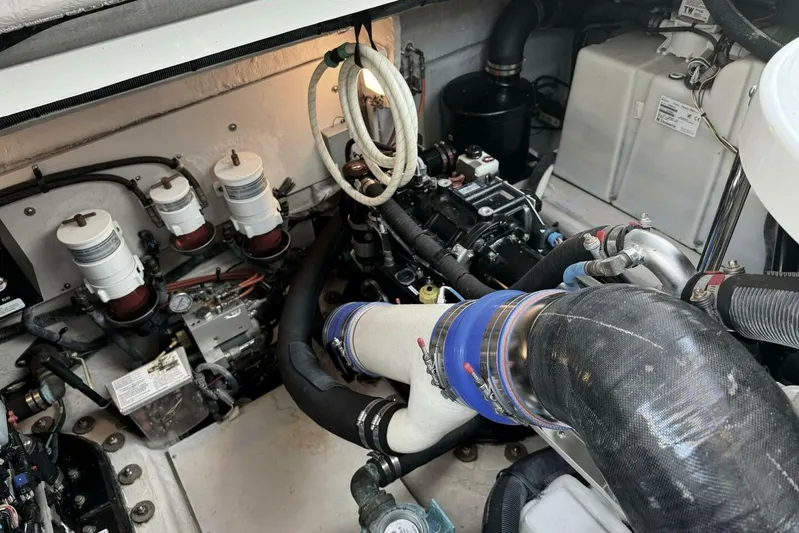 Lopez Cove II Yacht Photos Pics 2016 Sea Ray 470 Sundancer 'Lopez Cove II' - Engine Room