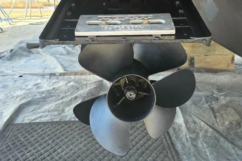 Lopez Cove II Yacht Photos Pics 2016 Sea Ray 470 Sundancer 'Lopez Cove II' - Prop Paint