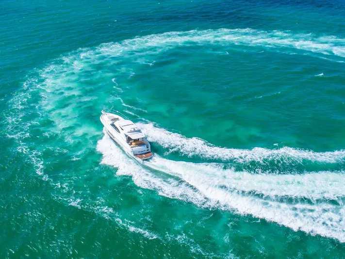 Belle-rosa Yacht Photos Pics Riviera 5000 Sport Yacht 2016 making circles in turquoise water.