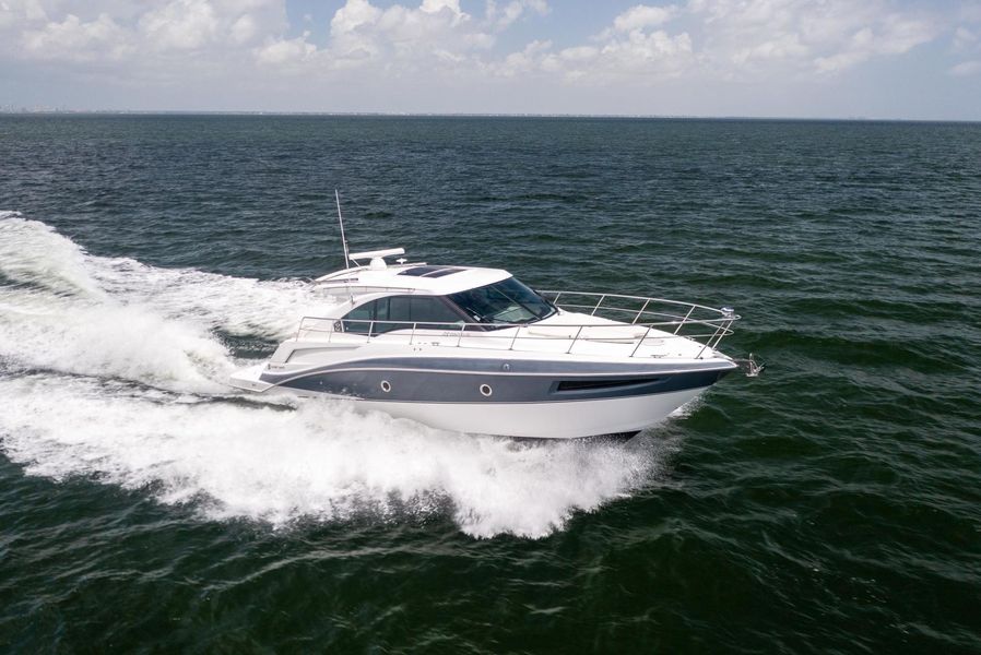 2016 Cruisers Yachts 41 Cantius