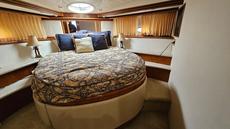  Yacht Photos Pics Luxurious bedroom in 2000 Carver 450 Voyager Pilothouse yacht with elegant bedding.