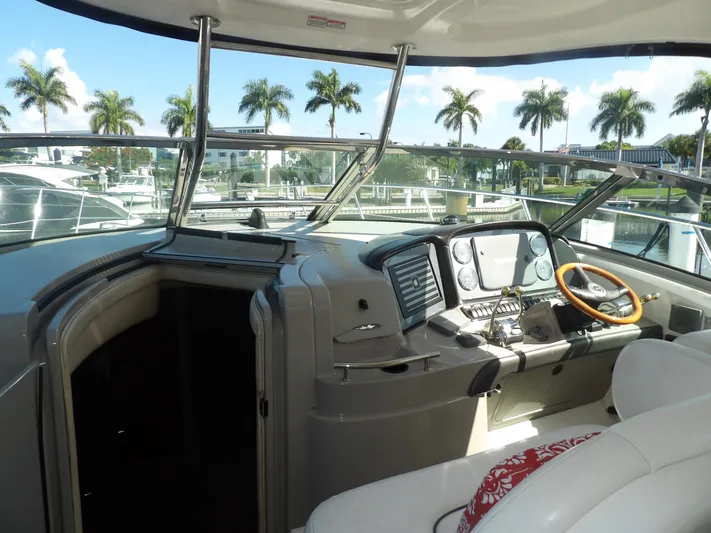 Parrotdise Yacht Photos Pics 2005 Sea Ray 390 Sundancer helm with modern navigation equipment and palm trees in the background.