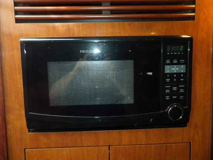 Parrotdise Yacht Photos Pics Frigidaire microwave in 2005 Sea Ray 390 Sundancer yacht kitchen.