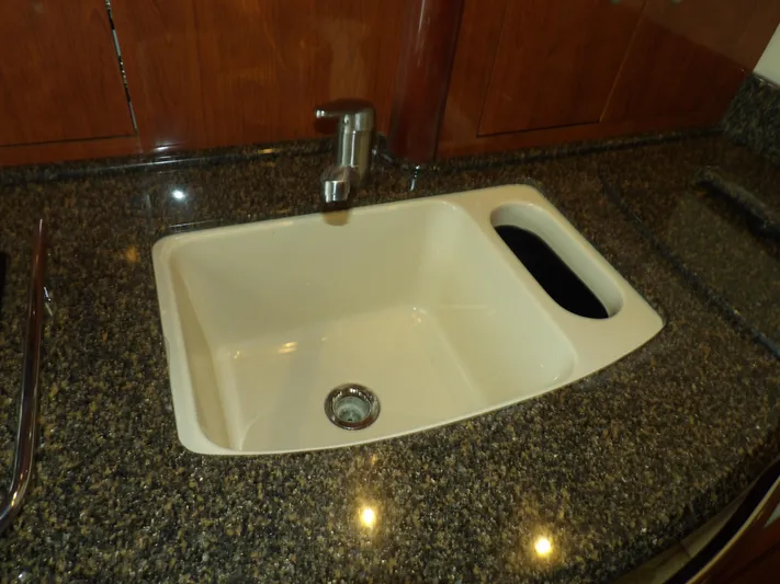 Parrotdise Yacht Photos Pics 2005 Sea Ray 390 Sundancer kitchen sink with granite countertop