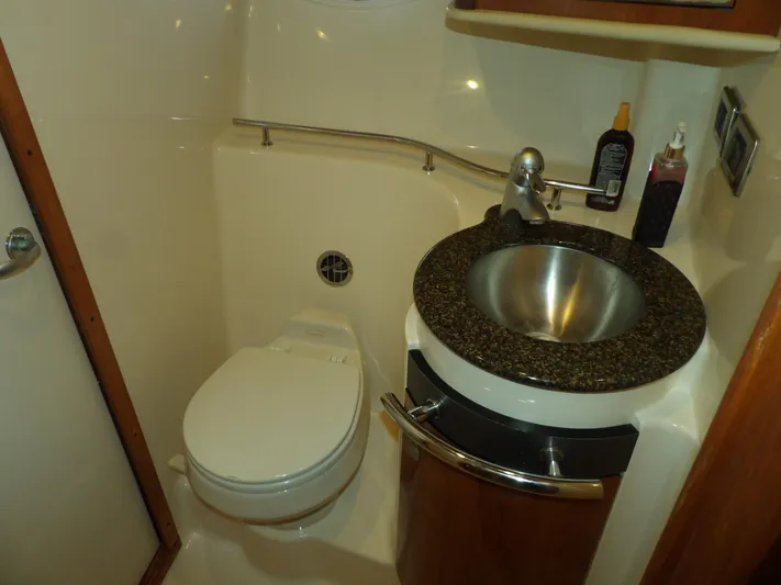 Parrotdise Yacht Photos Pics 2005 Sea Ray 390 Sundancer bathroom with modern sink and toilet.