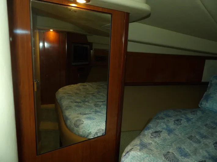Parrotdise Yacht Photos Pics Interior cabin of 2005 Sea Ray 390 Sundancer with mirrored closet and bed.