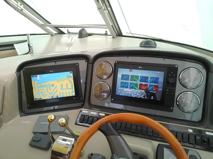 Parrotdise Yacht Photos Pics 2005 Sea Ray 390 Sundancer helm with navigation screens and controls.