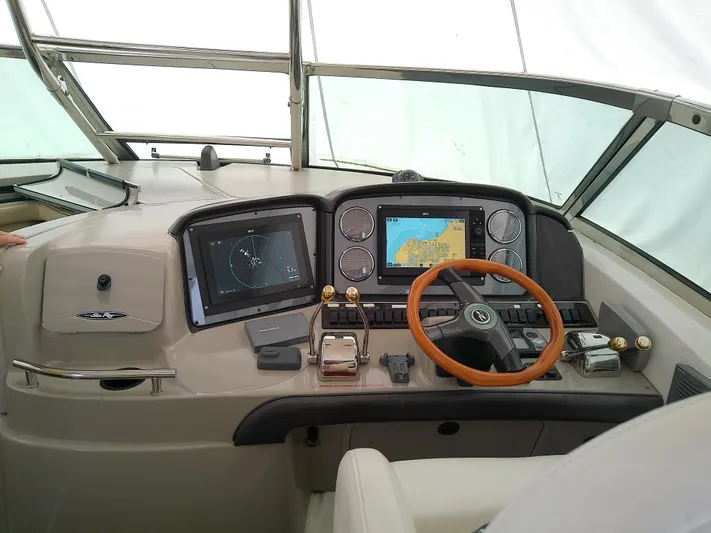 Parrotdise Yacht Photos Pics 2005 Sea Ray 390 Sundancer helm with navigation screens and wooden steering wheel.