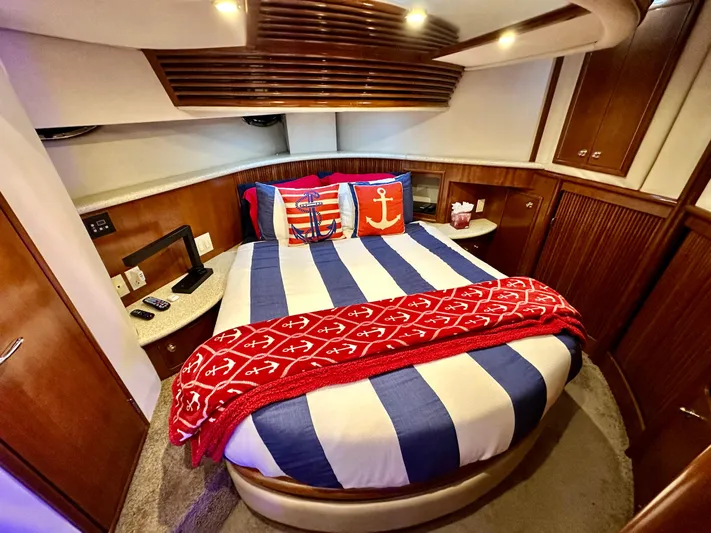 Journey Yacht Photos Pics Cozy bedroom in a 1999 Carver 450 Pilothouse yacht with nautical-themed decor.