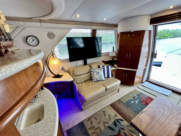 Journey Yacht Photos Pics Interior of a 1999 Carver 450 Pilothouse yacht with modern amenities.