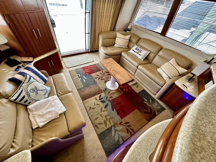 Journey Yacht Photos Pics Interior of 1999 Carver 450 Pilothouse with cozy seating and colorful rug.