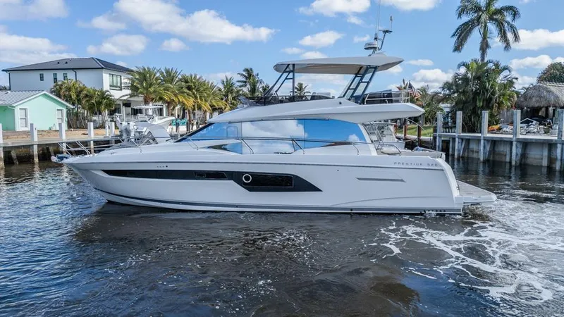Happy Cay Yacht Photos Pics 
