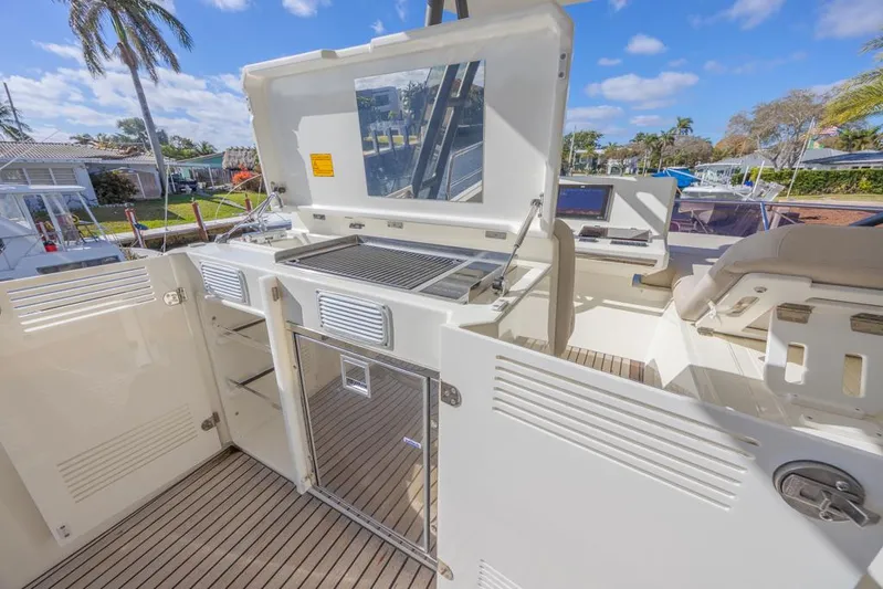 Happy Cay Yacht Photos Pics Prestige 520 Flybridge 2021 yacht deck with outdoor kitchen and seating area.