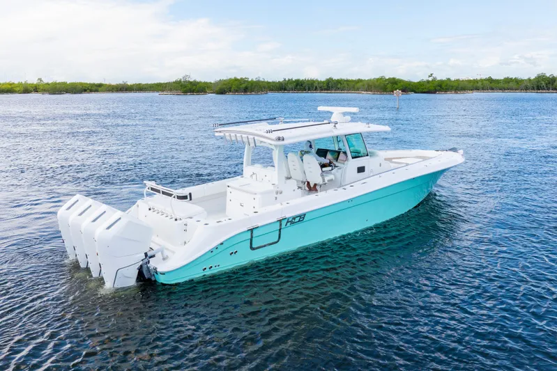  Yacht Photos Pics HCB 42 Lujo 2026 boat on water, featuring sleek design and multiple engines.