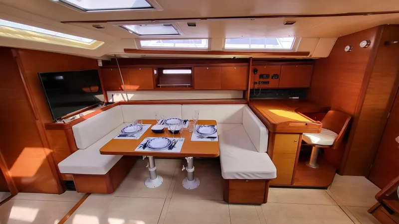 Refit Totale Anno 2023/2024 Yacht Photos Pics Luxurious interior of 2007 Dufour 525 Grand Large yacht with dining area and modern amenities.