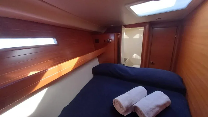 Refit Totale Anno 2023/2024 Yacht Photos Pics Cabin interior of 2007 Dufour 525 Grand Large yacht with bed and towels.