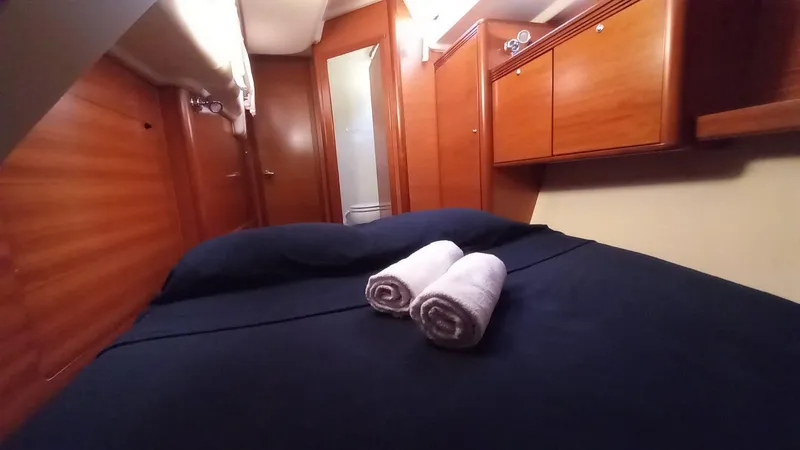 Refit Totale Anno 2023/2024 Yacht Photos Pics Cozy cabin interior of 2007 Dufour 525 Grand Large yacht with neatly arranged bed and towels.