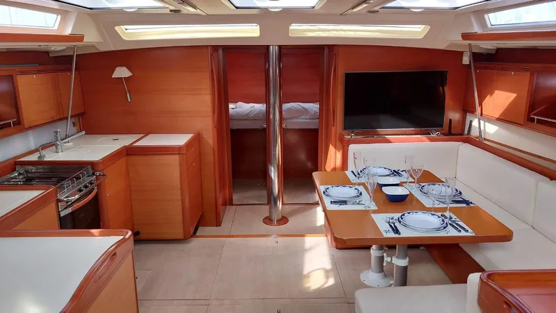 Refit Totale Anno 2023/2024 Yacht Photos Pics Luxurious interior of a 2007 Dufour 525 Grand Large yacht with elegant dining area.