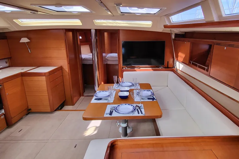 Refit Totale Anno 2023/2024 Yacht Photos Pics Luxurious interior of 2007 Dufour 525 Grand Large yacht with elegant dining area.