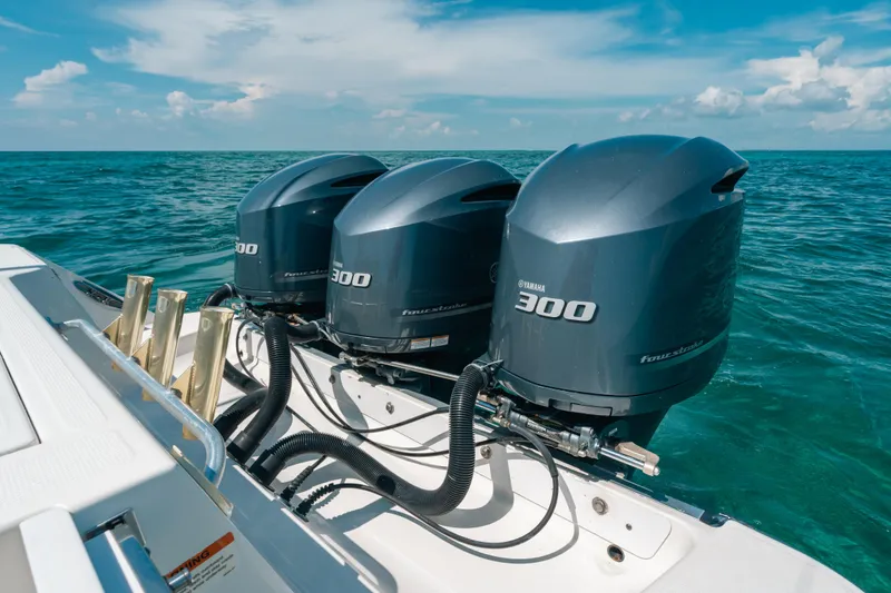  Yacht Photos Pics 2008 Hydra-Sports Vector 3300 CC with triple Yamaha 300 engines on open sea.