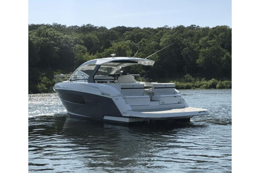 2017 Cruisers Yachts 390 EC
