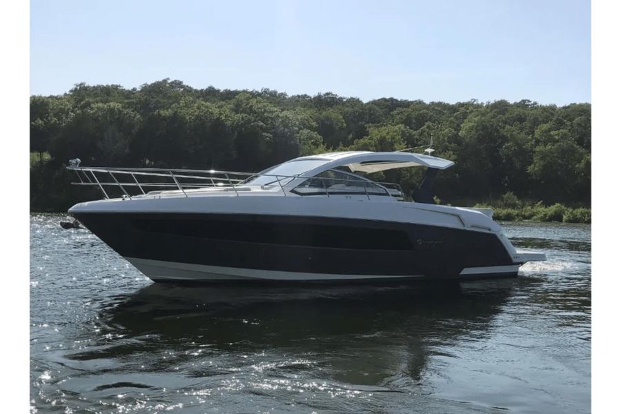 2017 Cruisers Yachts 390 EC