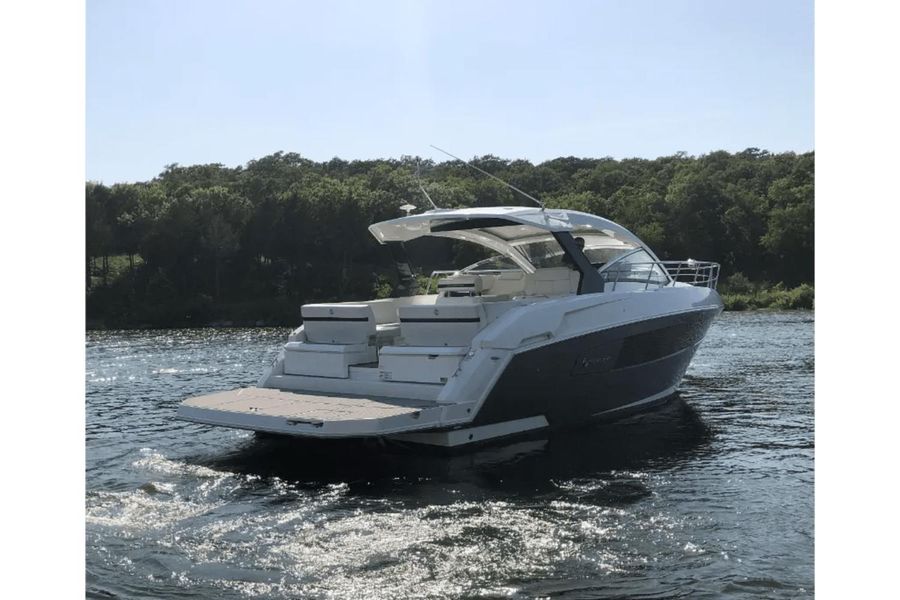 2017 Cruisers Yachts 390 EC