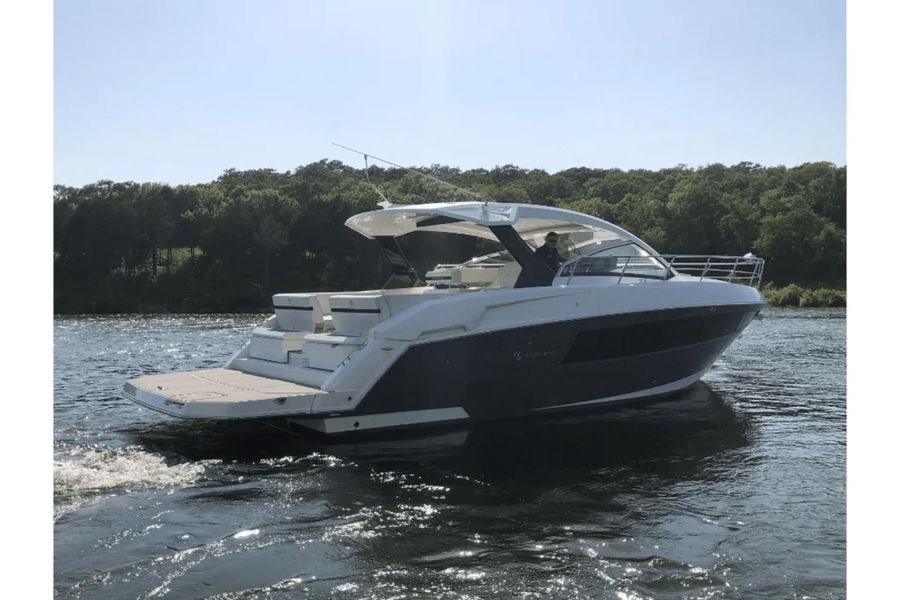 2017 Cruisers Yachts 390 EC