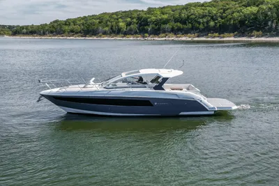 Cruisers Yachts 390 Express Coupe