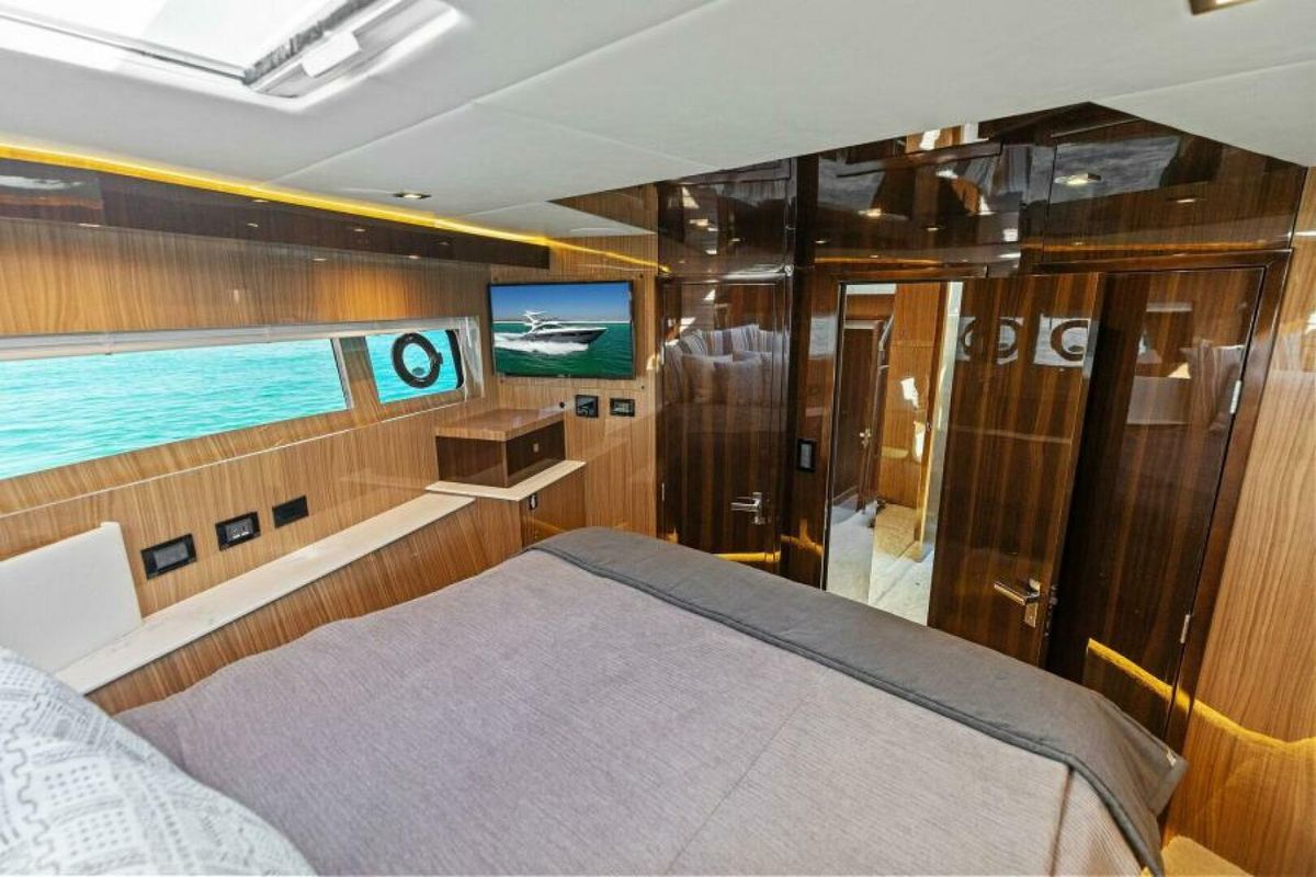 2018 Cruisers Yachts 59 