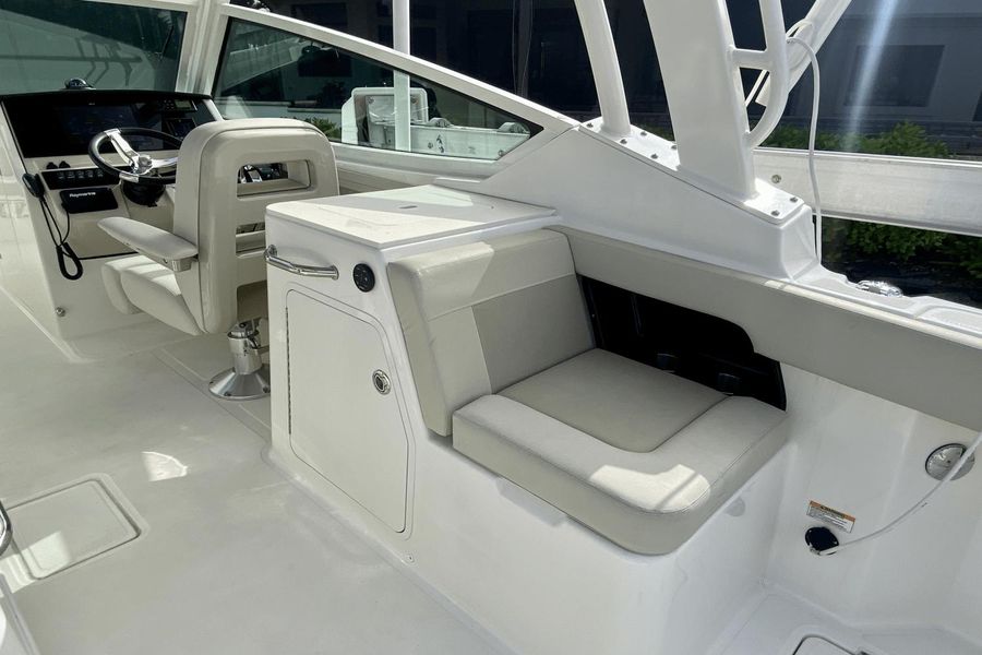 2022 Boston Whaler 280 Vantage