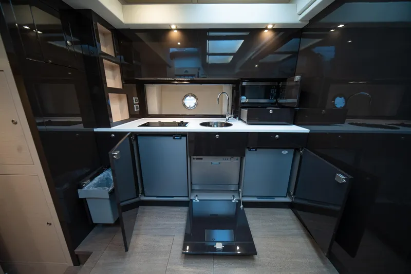 Dominus Yacht Photos Pics 