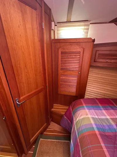 Bay Saddle Yacht Photos Pics Interior of 2005 Sabre 38 Hardtop Express with wooden cabinetry and colorful bedding.