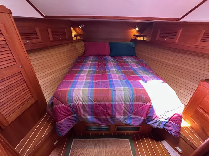 Bay Saddle Yacht Photos Pics Cozy cabin interior of 2005 Sabre 38 Hardtop Express with colorful bedding.